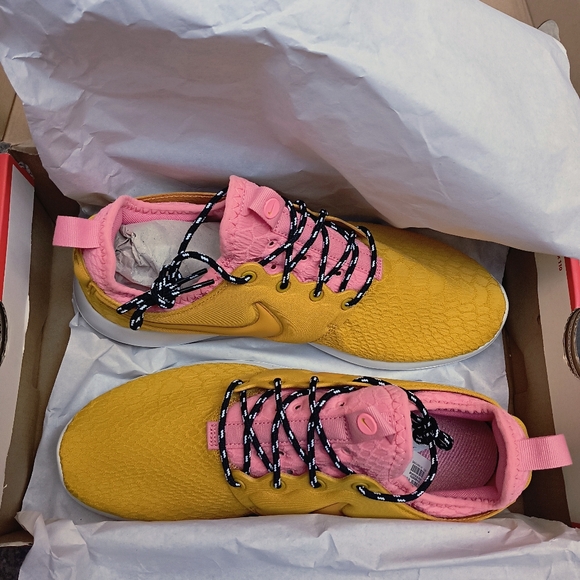 Nike Shoes Nike Roshe Two SE Women's, Size 9, Gold - Picture 4 of 9